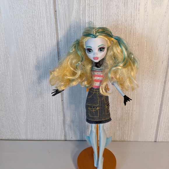 Monster High Lagoona Blue Shipwrecked Doll EUC Blonde Blue Highlights - Picture 3 of 5
